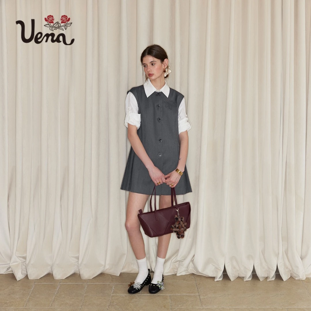 【露西小姐】Uena灰色玫瑰刺绣无袖压褶A字圆领西装背心连衣裙女