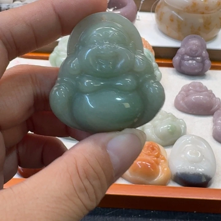 桂***玲石英岩玉未镶嵌手镯