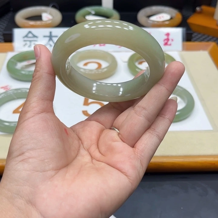 未镶嵌手镯石英质玉C*