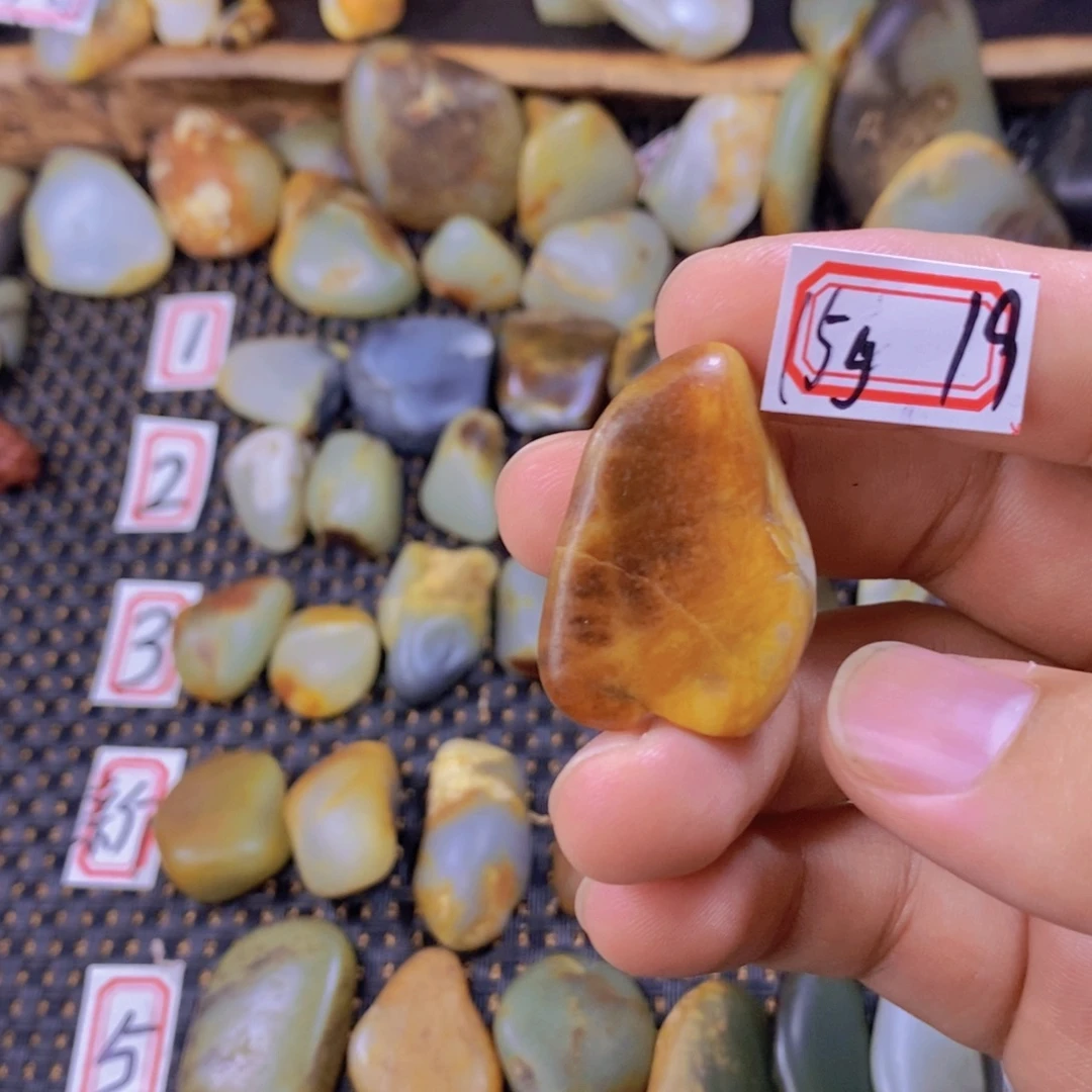 颈饰未镶嵌和田玉（糖玉）