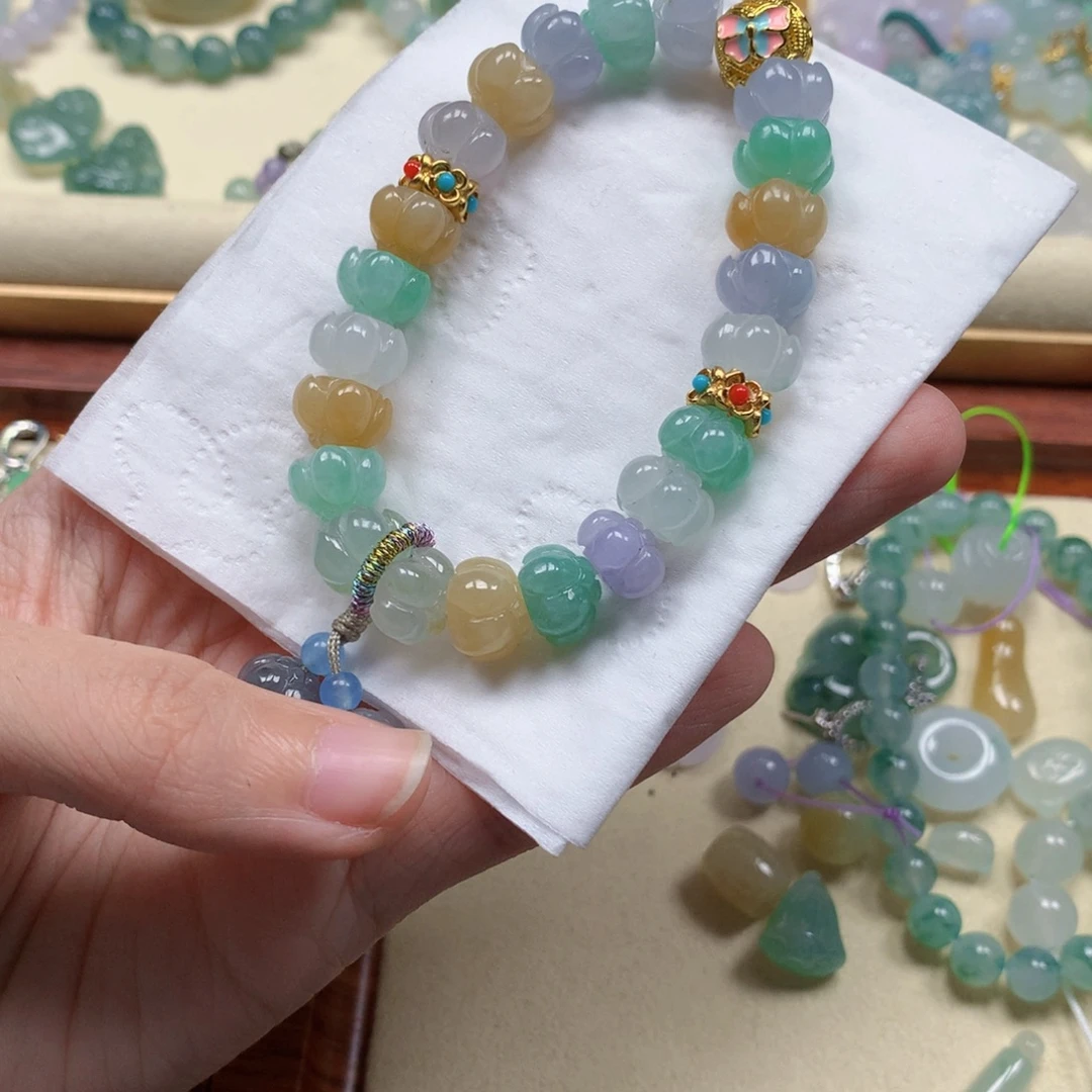 张****翡翠未镶嵌颈饰是