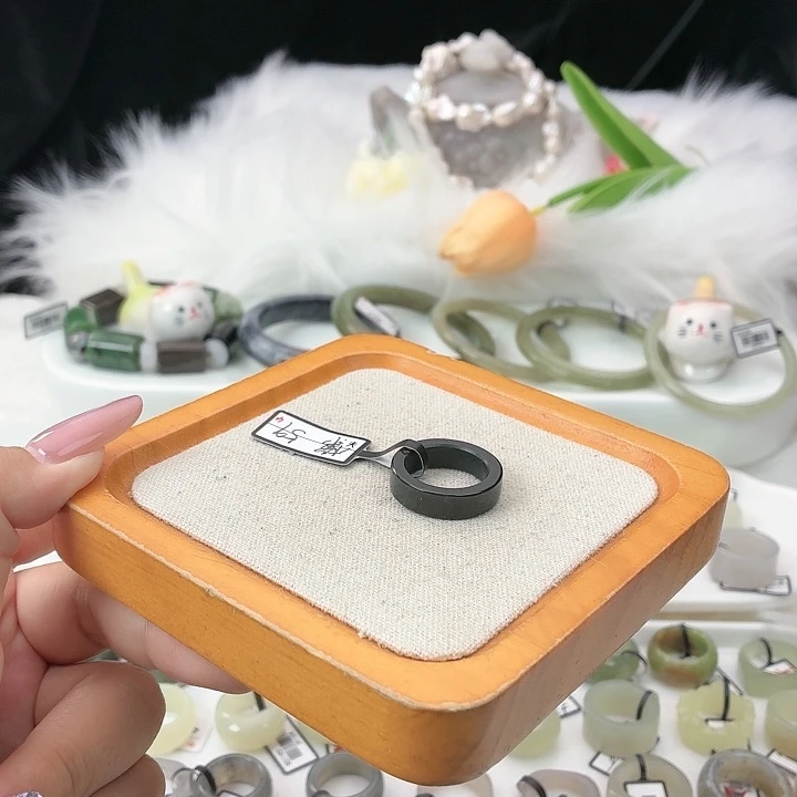 和田玉（糖玉）未镶嵌戒指t26墨青直切直径16.9不退换