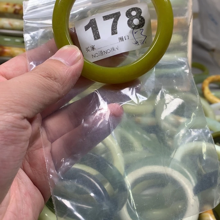 蛇纹石玉手镯未镶嵌爱***?