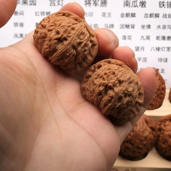 把件文玩核桃白狮子，边40，尖有点黄