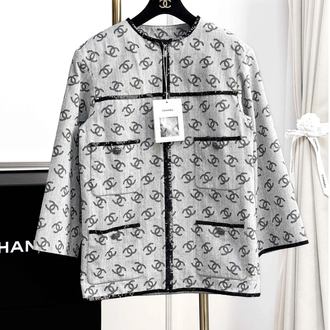 99新 Chanel/香奈儿  36码22S浅灰色拼亮片黑边双C满印牛仔外套