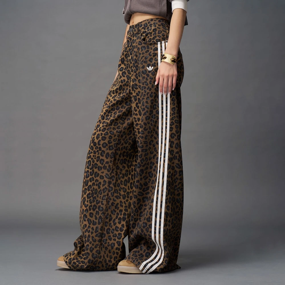 【专柜长款】adidas三叶草女子经典印花豹纹牛仔宽松运动裤 KA2680