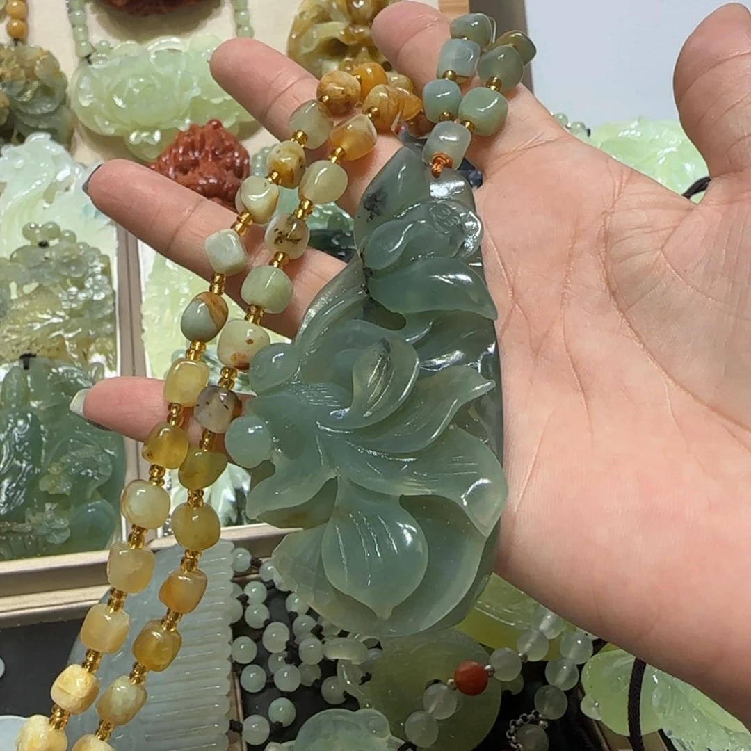 未镶嵌蛇纹石玉吊坠