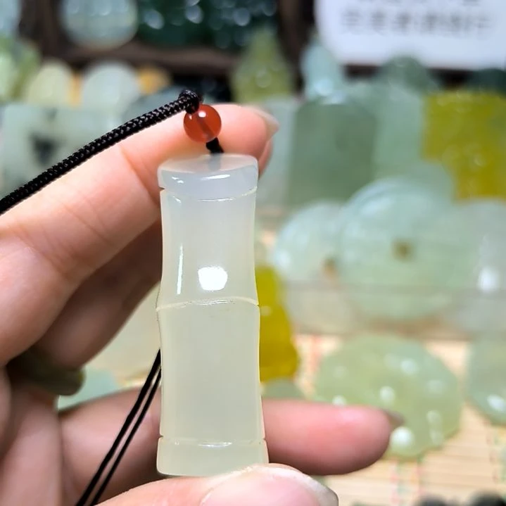 蛇纹石玉颈饰未镶嵌黑***贴