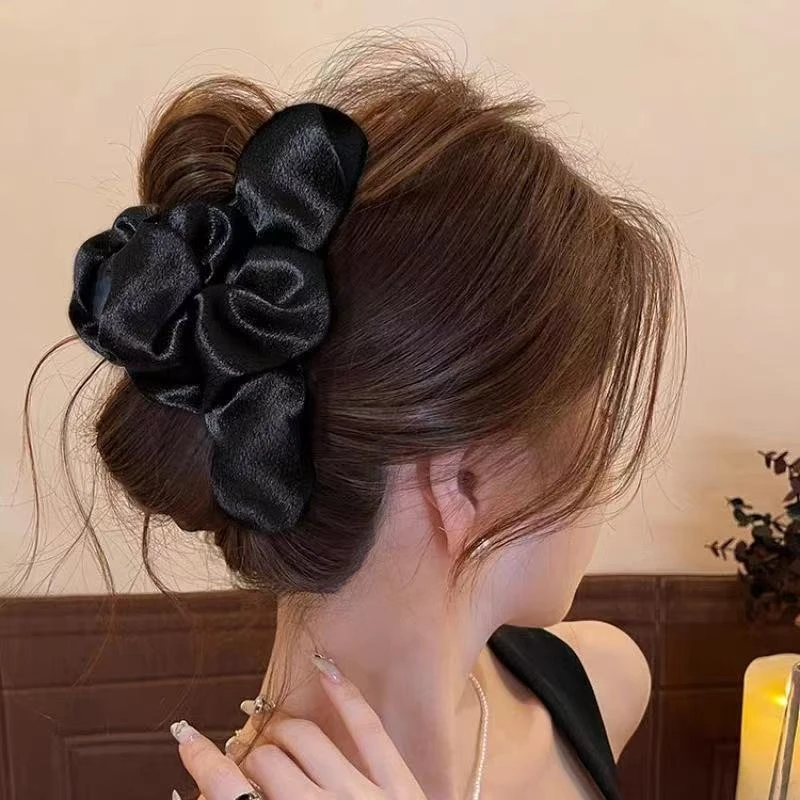 高级感褶皱缎面抓夹大号女2025新款云朵发夹后脑勺鲨鱼夹头饰夹子