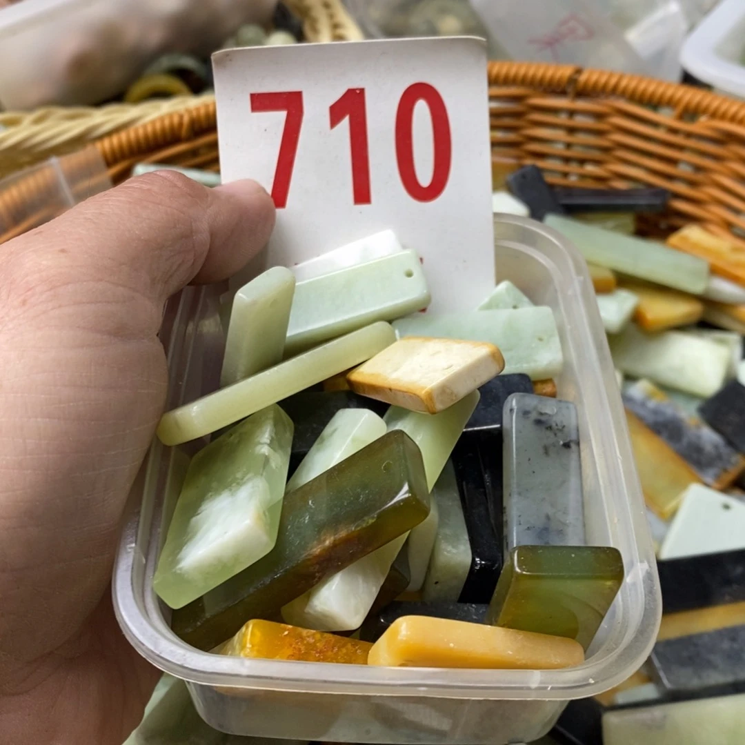 蛇纹石玉挂坠未镶嵌