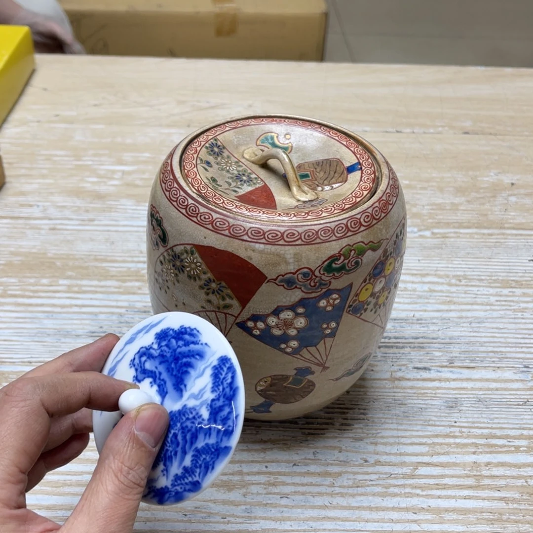 瓷片幸**草密密麻麻地排列着一个