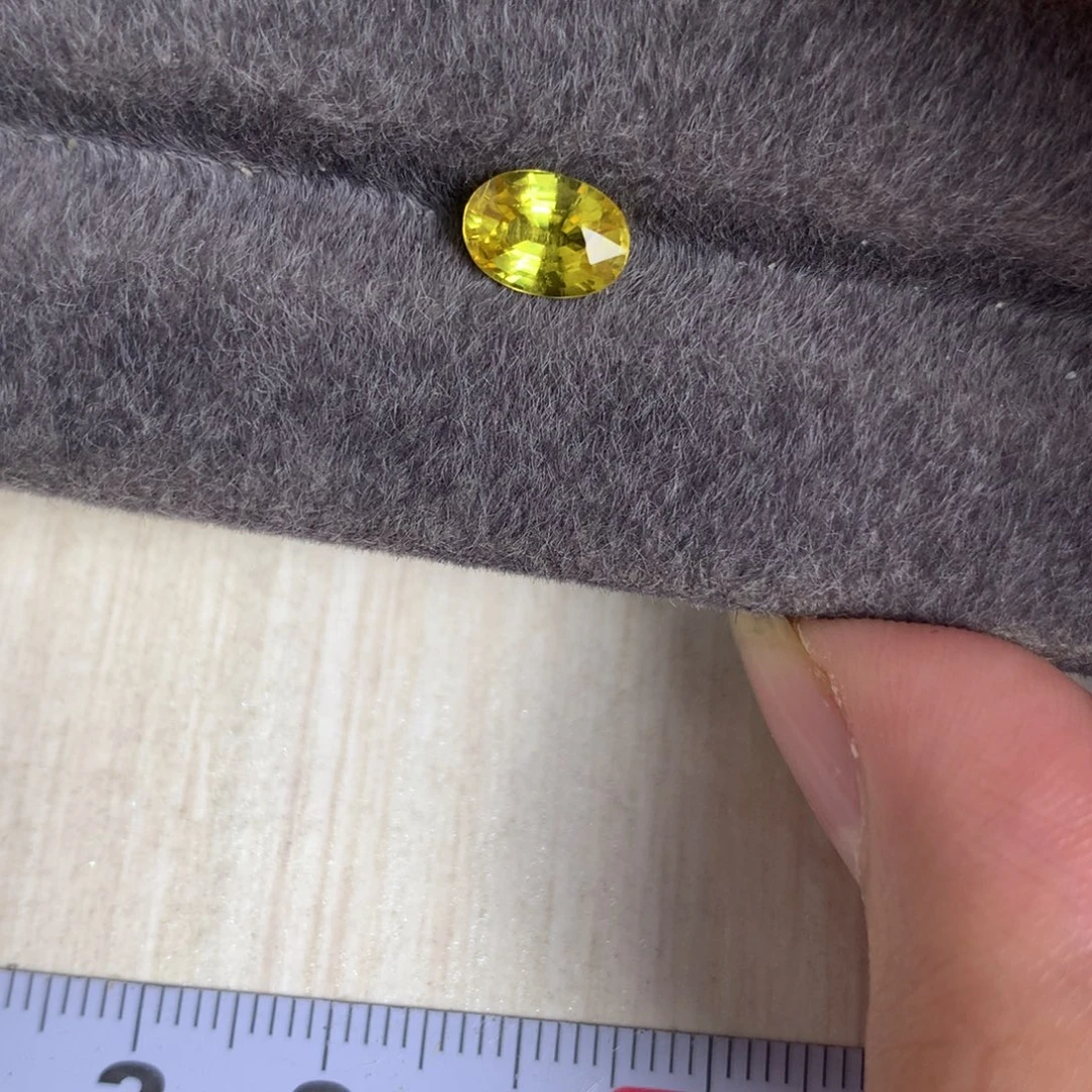 蓝宝石裸石1.35 金丝雀