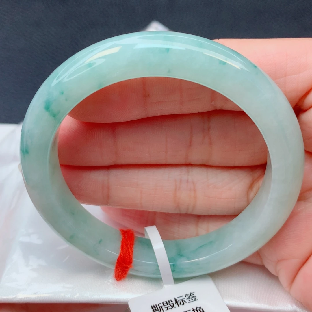 翡翠未镶嵌手镯55.5圈 细糯化绿底飘小绿花窄条