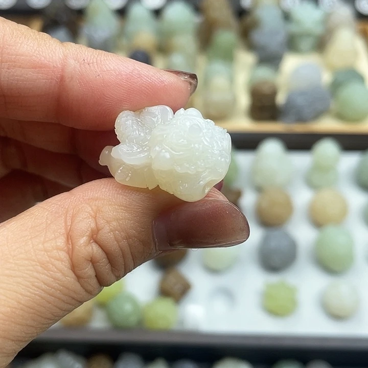 颈饰未镶嵌和田玉俄料白玉飞天貔貅挂坠定制