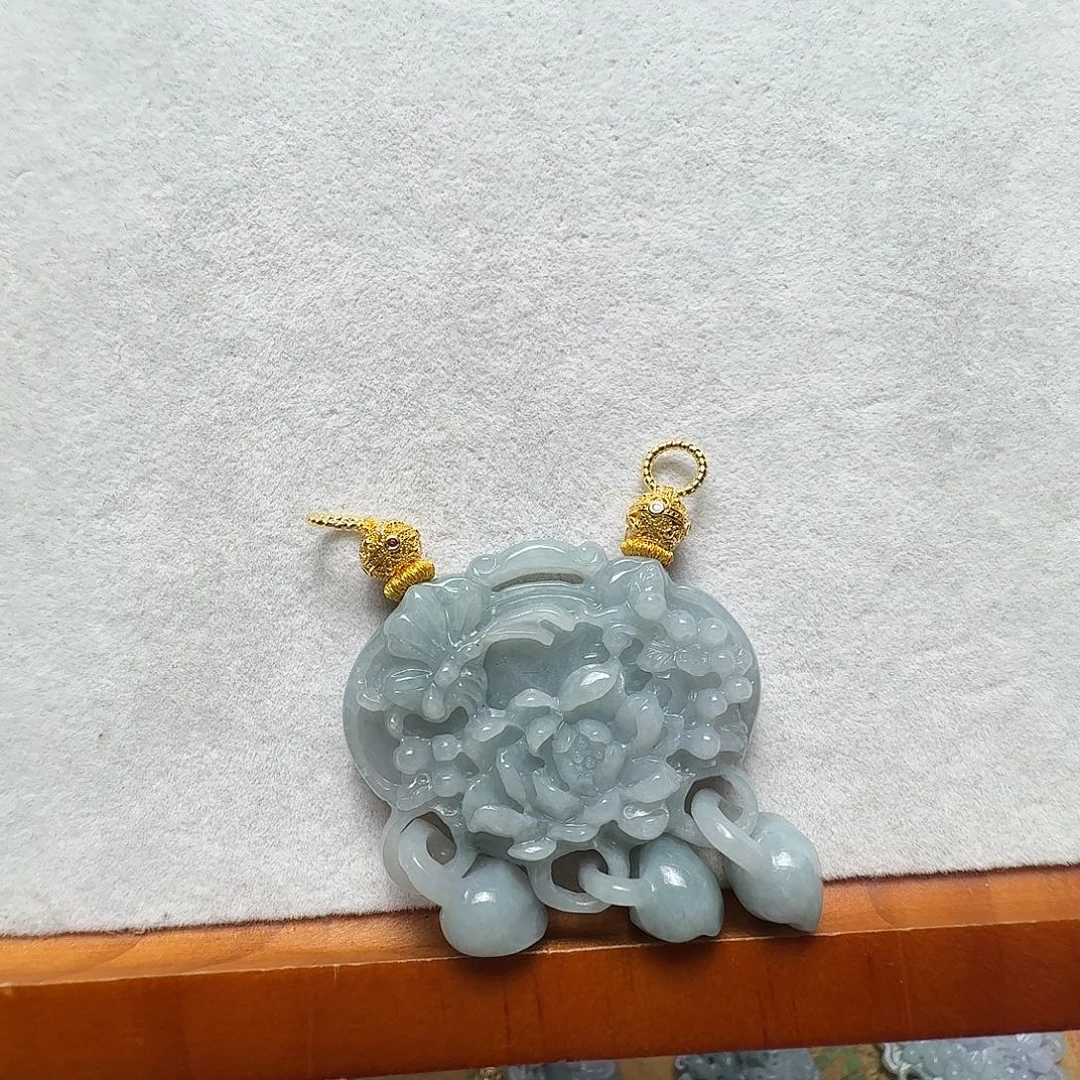 翡翠未镶嵌吊坠(赠链)