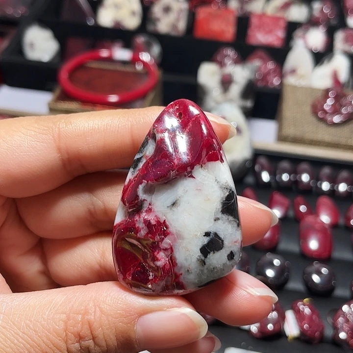 天然辰砂原石晶体吊坠