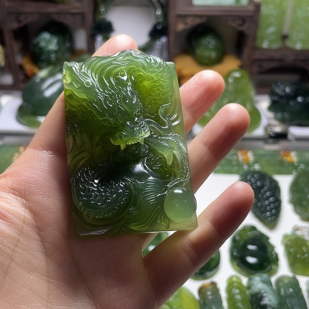 那***光蛇纹石玉未镶嵌颈饰