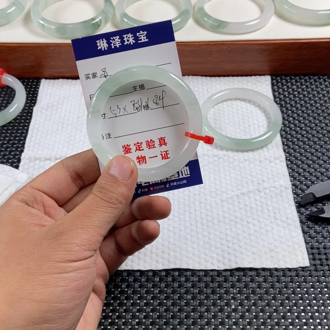 不***啦石英质玉未镶嵌手镯8