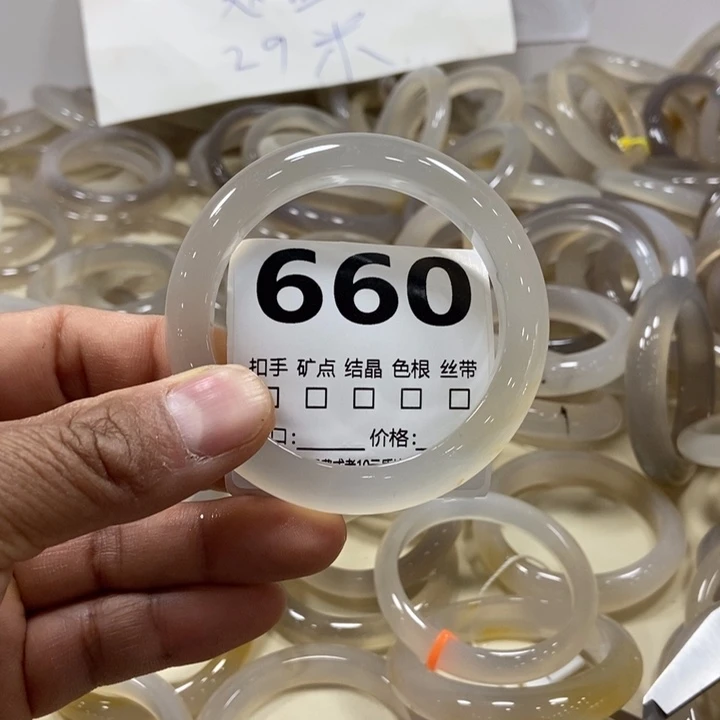 琳***7玛瑙/玉髓未镶嵌手镯