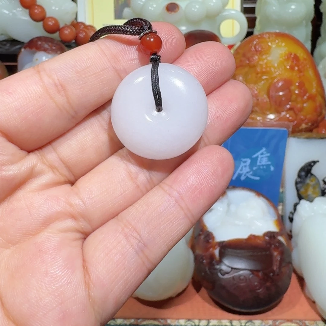 未镶嵌透闪石质玉挂件在*