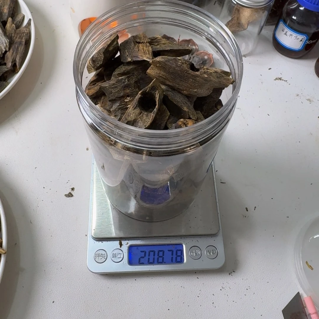 沉香碎屑沉香星***灯绿棋楠乌身208克