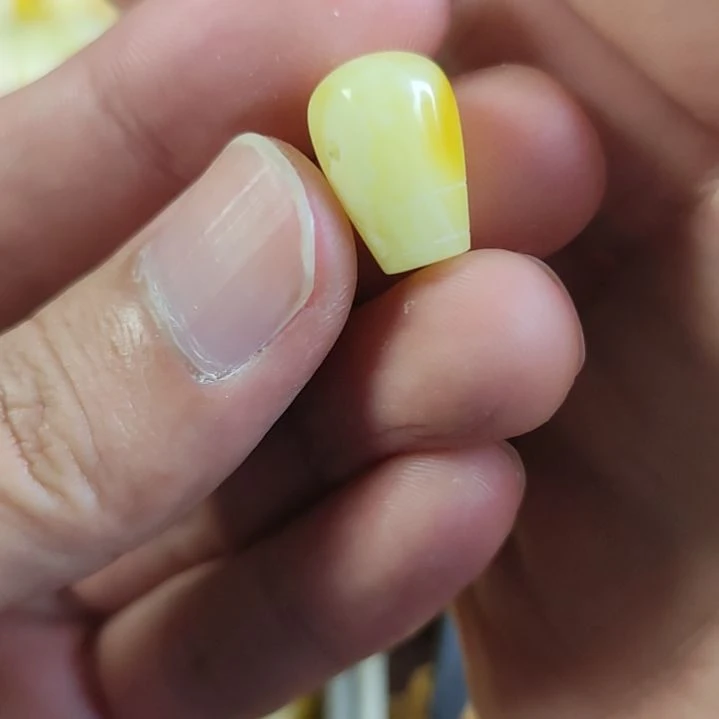 琥珀未镶嵌裸石三通17.4*10.5*12.4mm