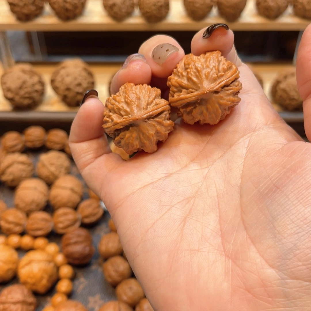 文玩核桃把件红皮肉筋八棱