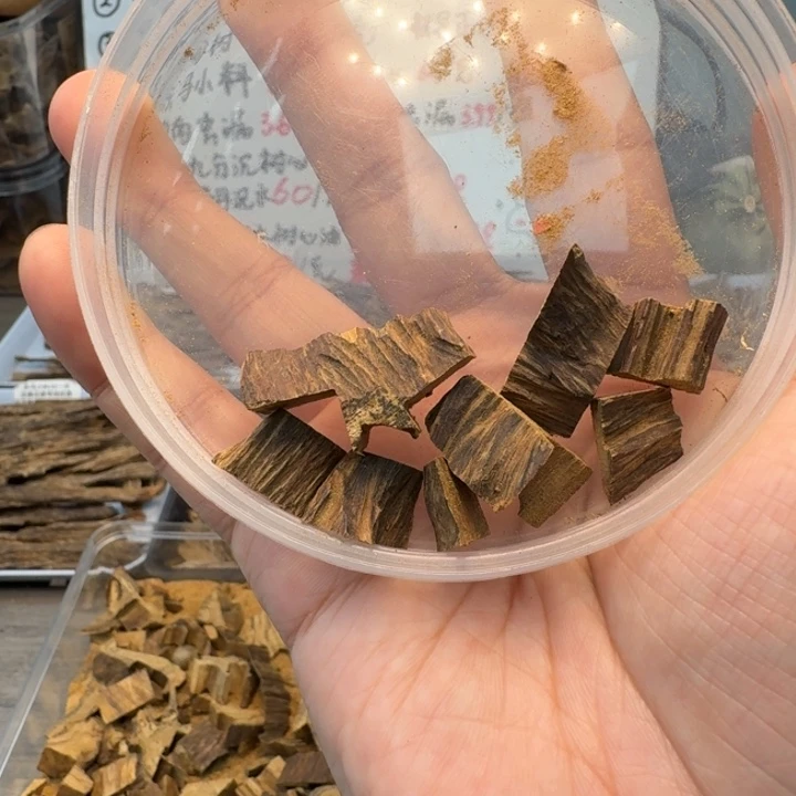 马泥涝八分沉碎料5克。