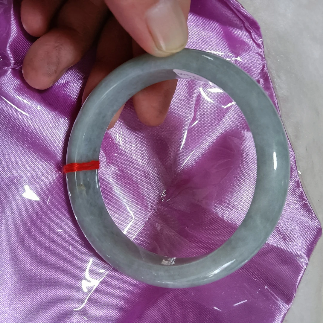 天然缅甸翡翠手镯圈口57.9mm（有瑕疵）