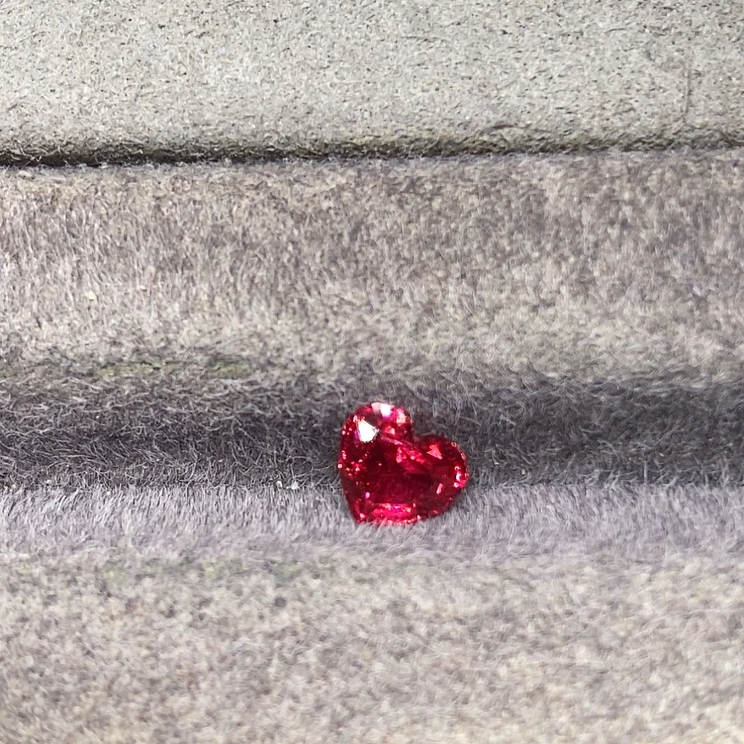 尖晶石裸石1.01克拉天然干净玻璃体满火彩绝地武士