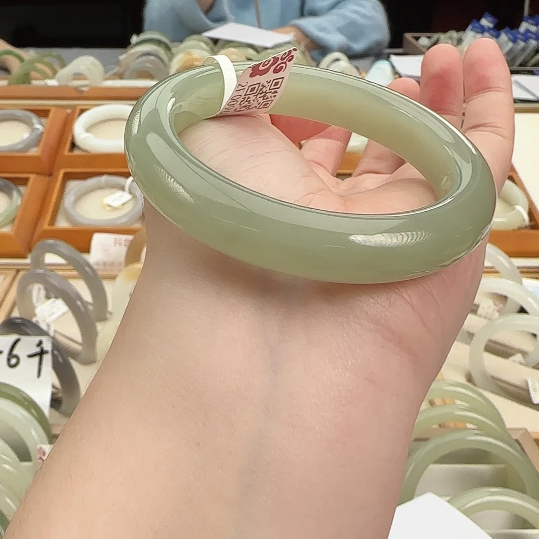 和田玉未镶嵌手镯56冰蓝底 带猫眼