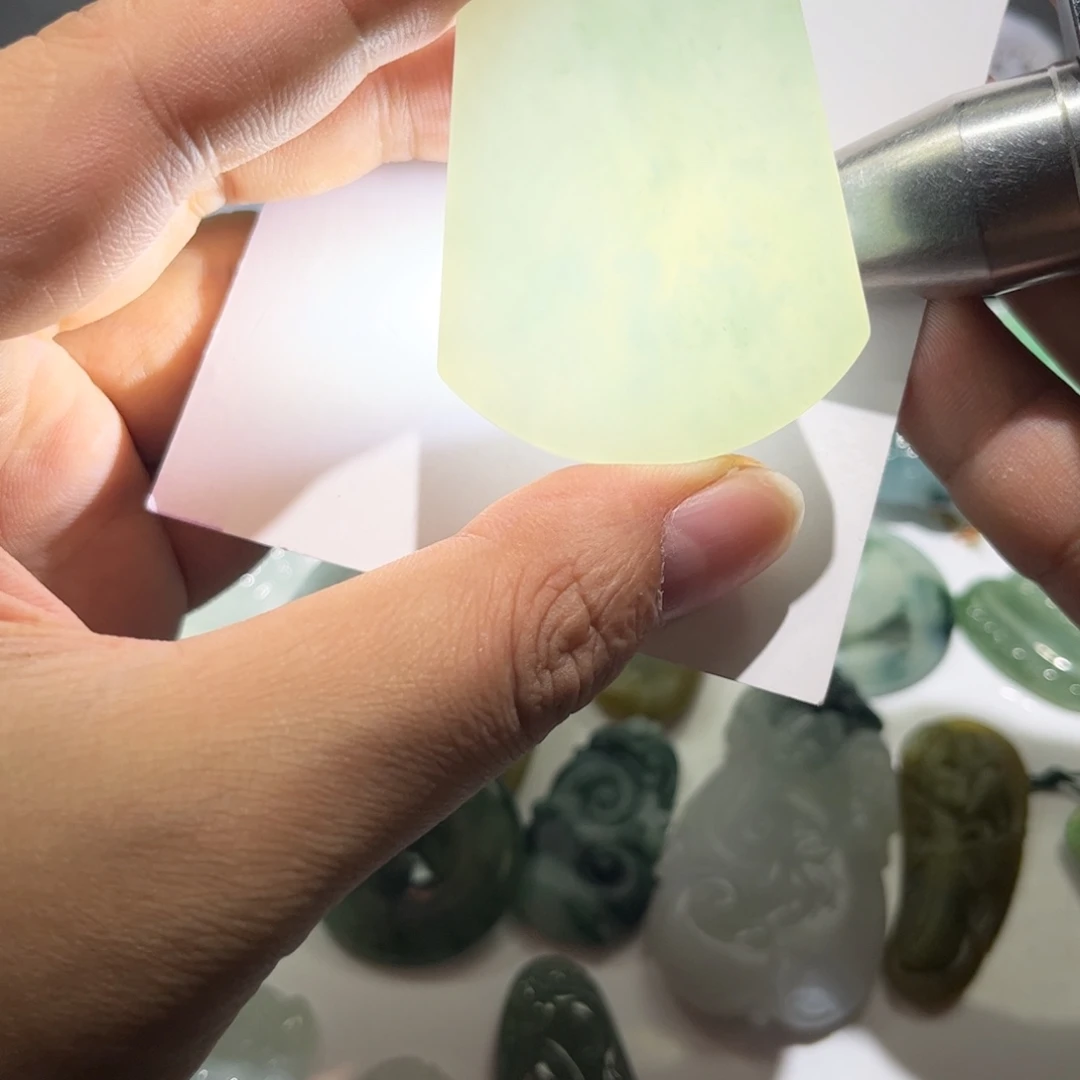 翡翠未镶嵌颈饰无事牌