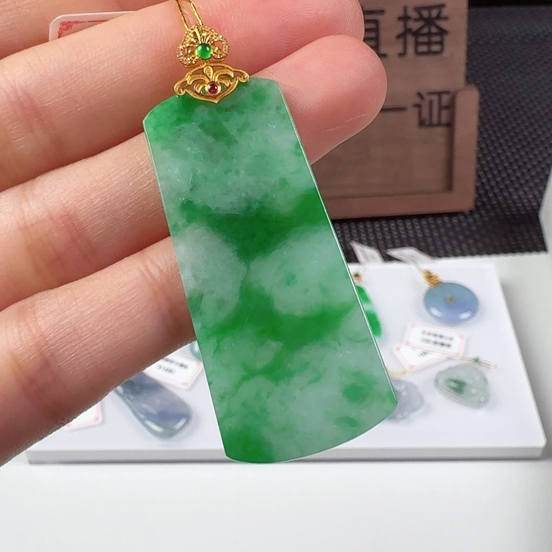 翡翠18K金镶嵌颈饰