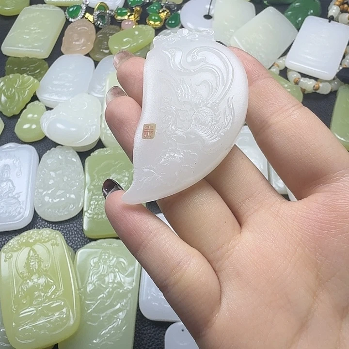 石英质玉未镶嵌颈饰