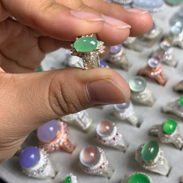 翡翠未镶嵌戒指铜托，卖裸石，需要二次镶嵌