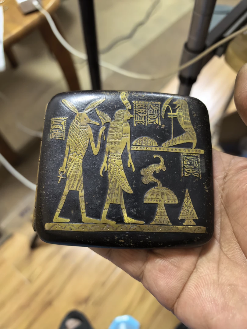 古董烟盒，刺激题材，材质铜