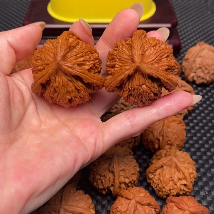 文玩核桃吊坠虎头奔