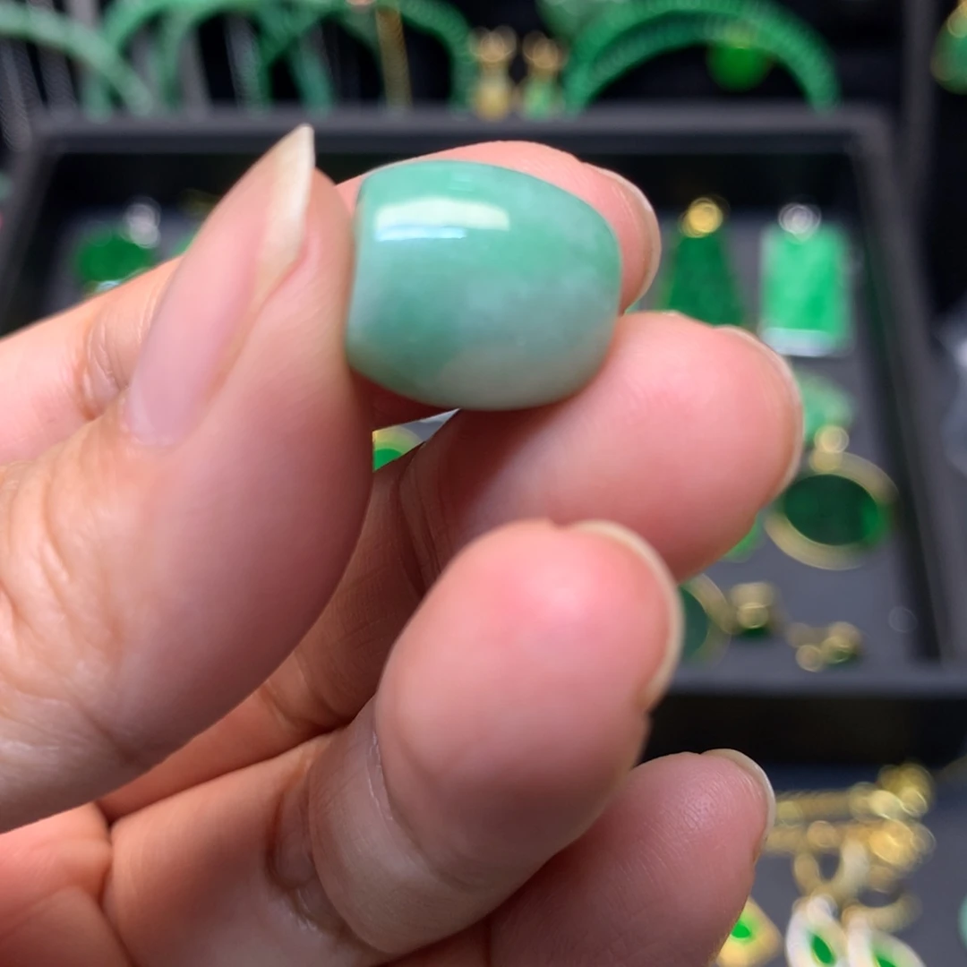 翡翠未镶嵌颈饰有纹