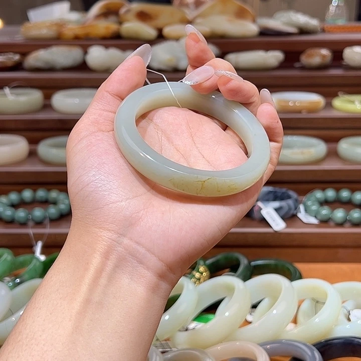 和田玉（青白玉）未镶嵌手镯高青白细条
