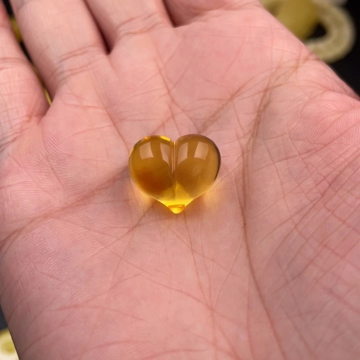 琥珀未镶嵌颈饰如图