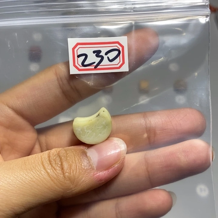 蛇纹石玉颈饰未镶嵌草***子