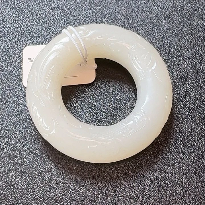 解***馆和田玉未镶嵌颈饰