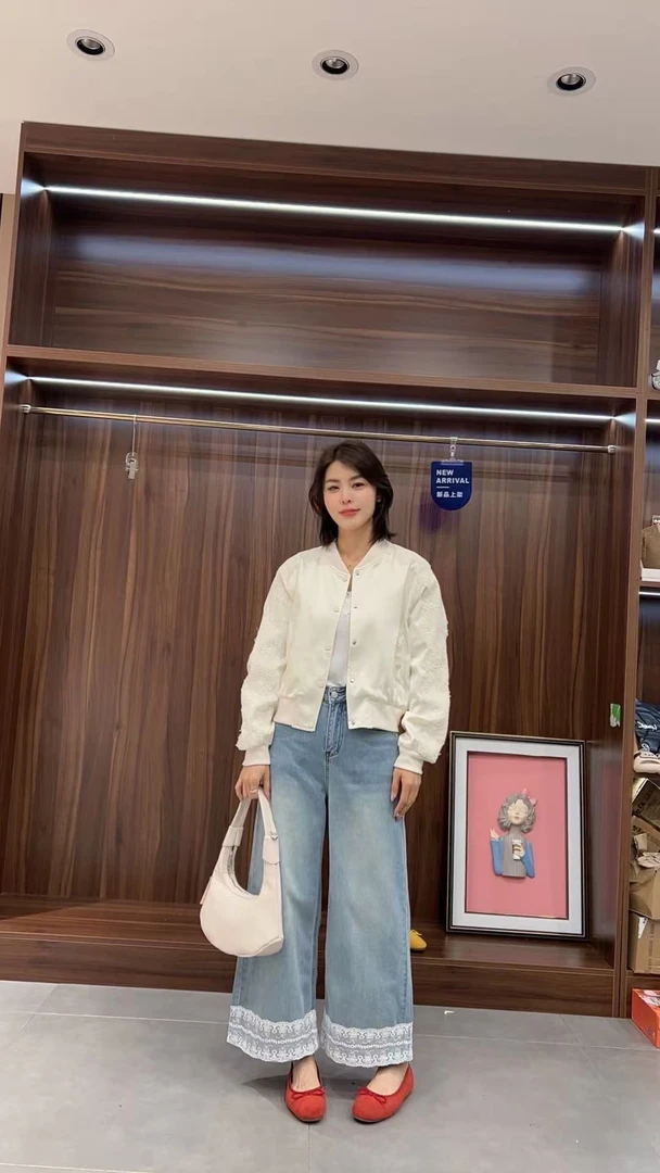 李园家2号店-8813-春款蕾丝刺绣拼接长袖棒球服外套