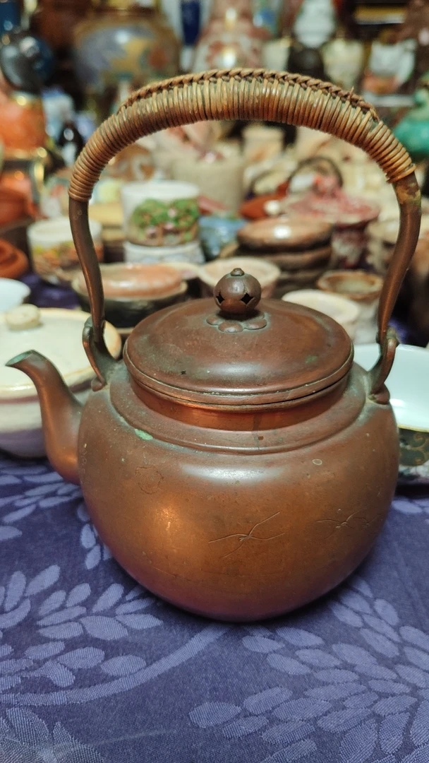 日瓷工艺品铜壶一把
