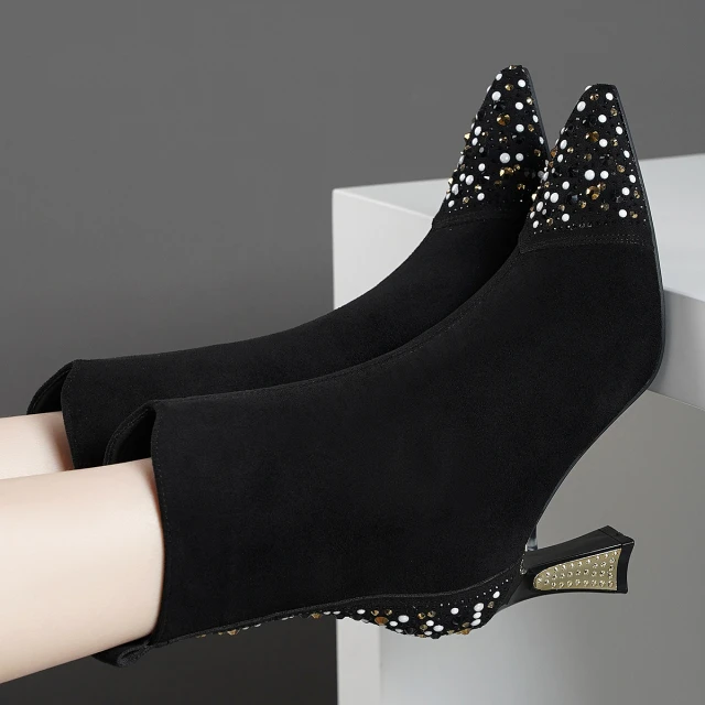 秋冬季2025真皮新款尖头水钻精致粗跟不累脚高跟百搭日常时装靴女