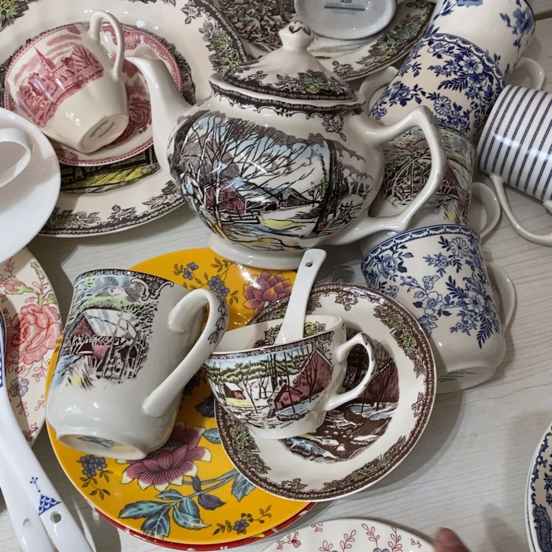 小***电瓷一个壶，六个杯碟全新庄园