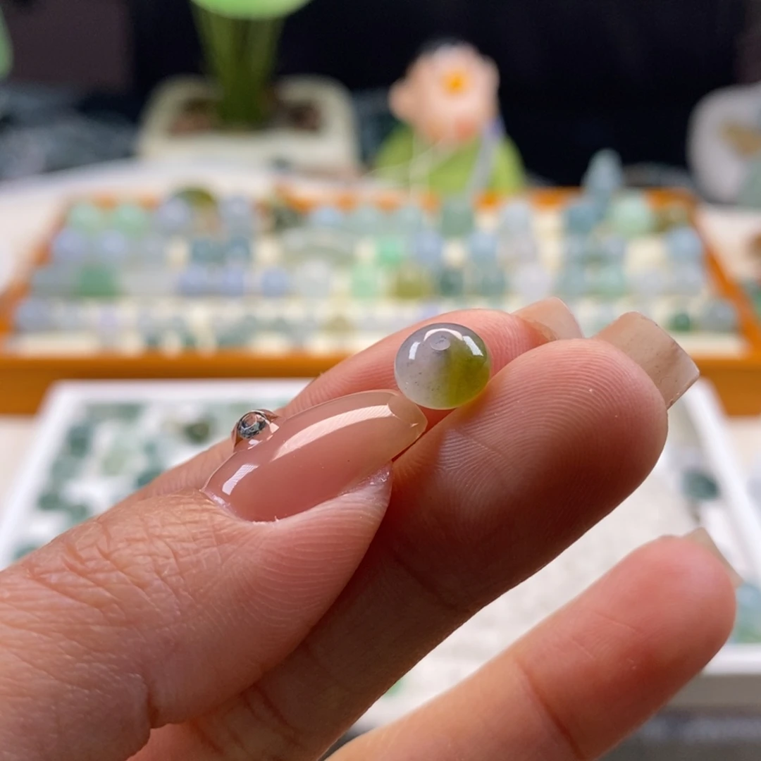 翡翠散珠火*?天然秋香色7.9×5.8