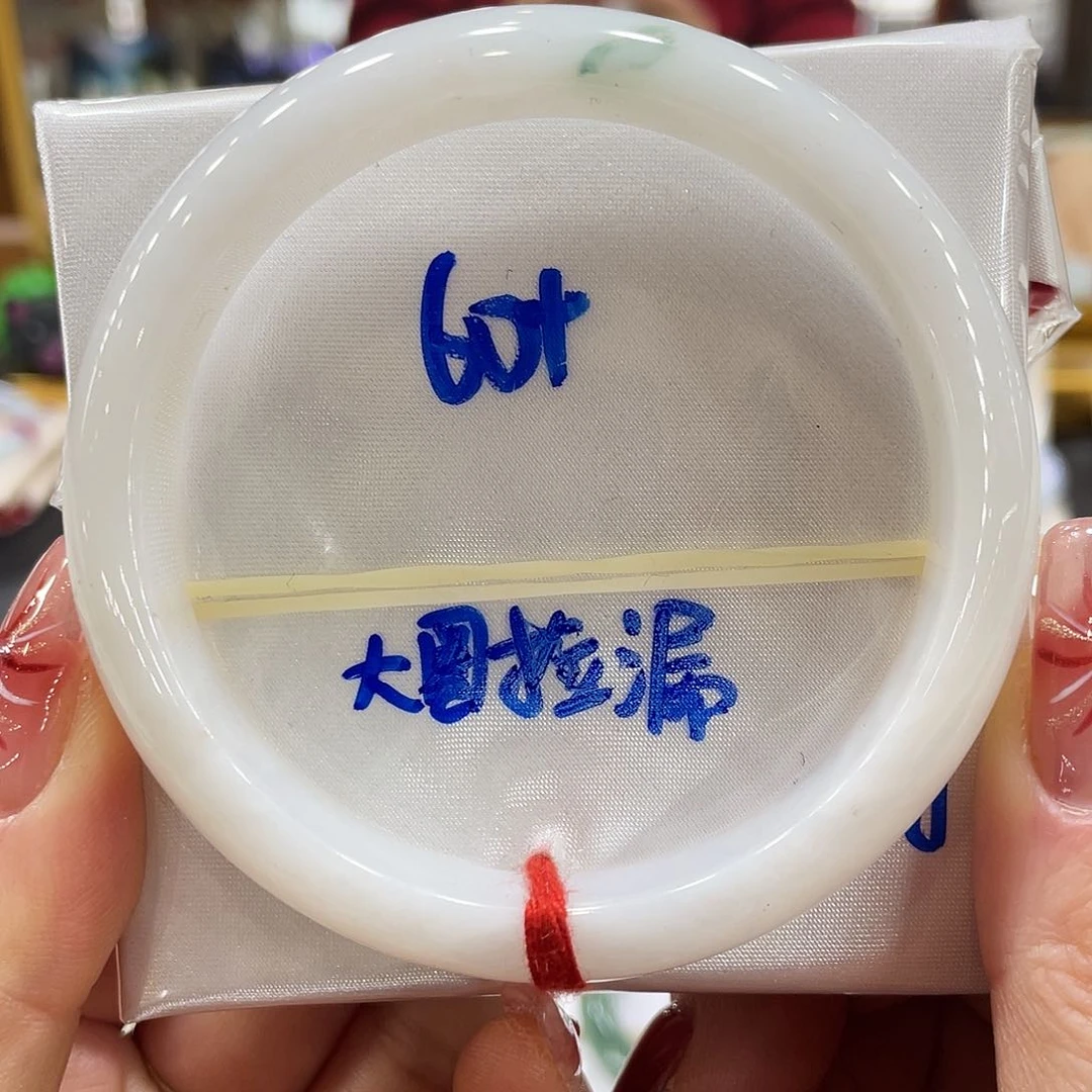 翡翠手镯未镶嵌翡翠