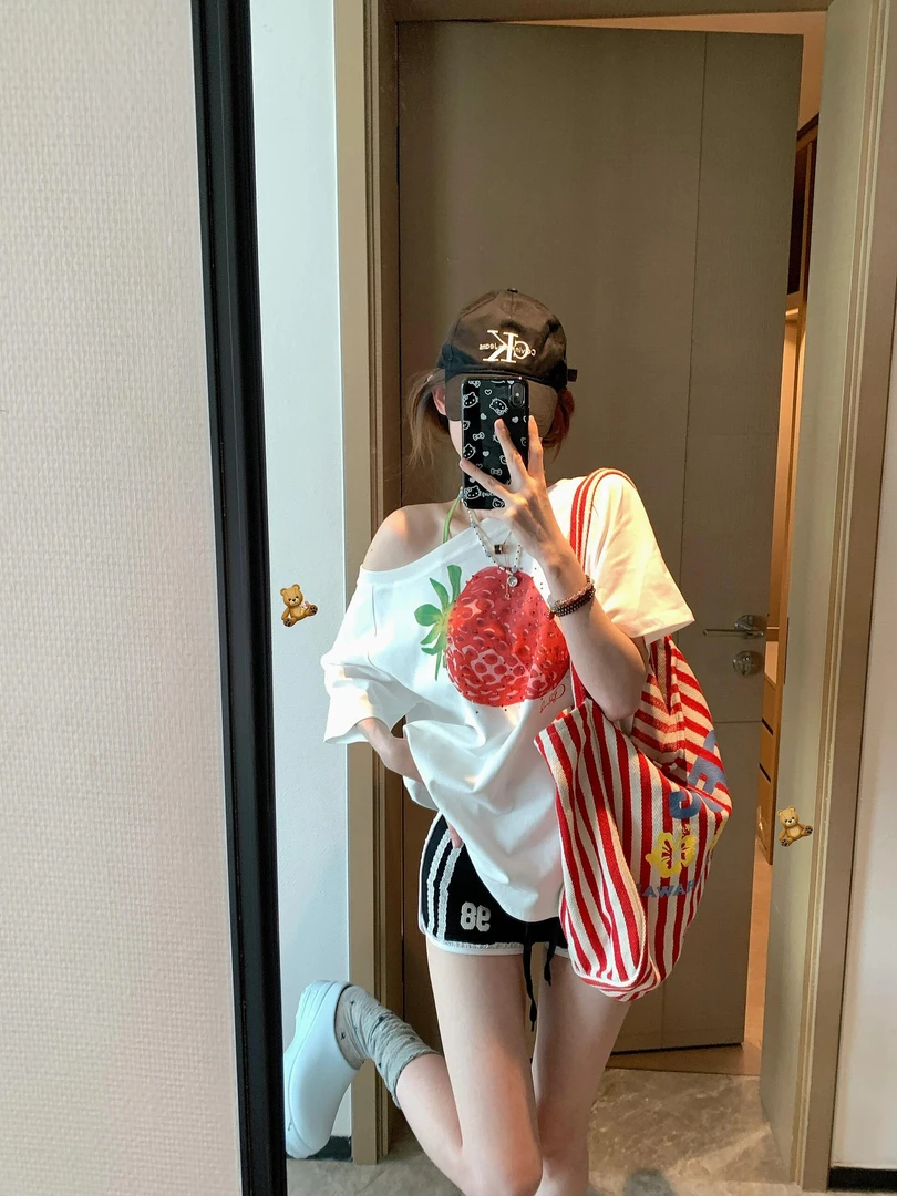 韩版设计感草莓印花斜肩短袖T恤女夏季新款宽松显瘦慵懒风上衣潮