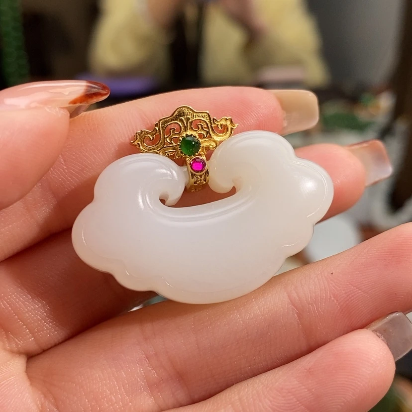 【闪购商品】吊坠(赠链)18K金镶嵌和田玉